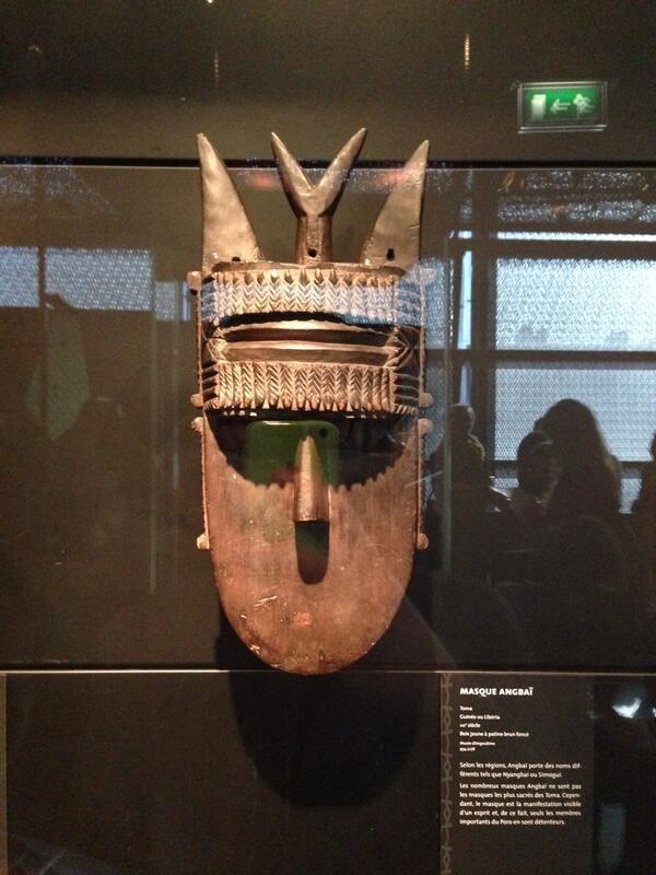Masque Angbaï exposé au musée du quai Branly